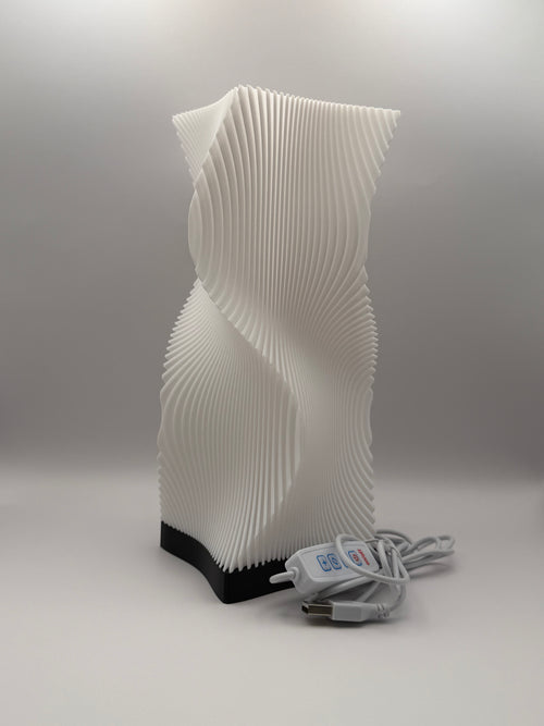 Moderne weiße Lampe mit 3D-gedruckter, wellenförmiger Lamellenstruktur ausgeschaltet.